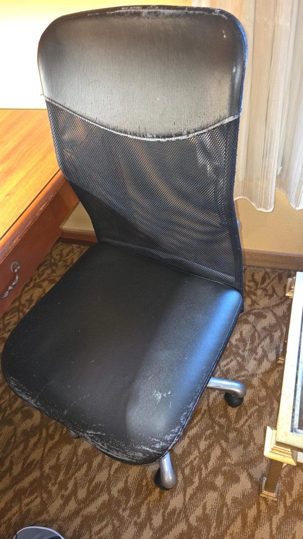 Chair in the room was unuseable!