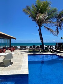 Deck e piscina de frente para o mar. Local lindo.