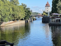 Sur les bords du fleuve vers le Pont Charles
