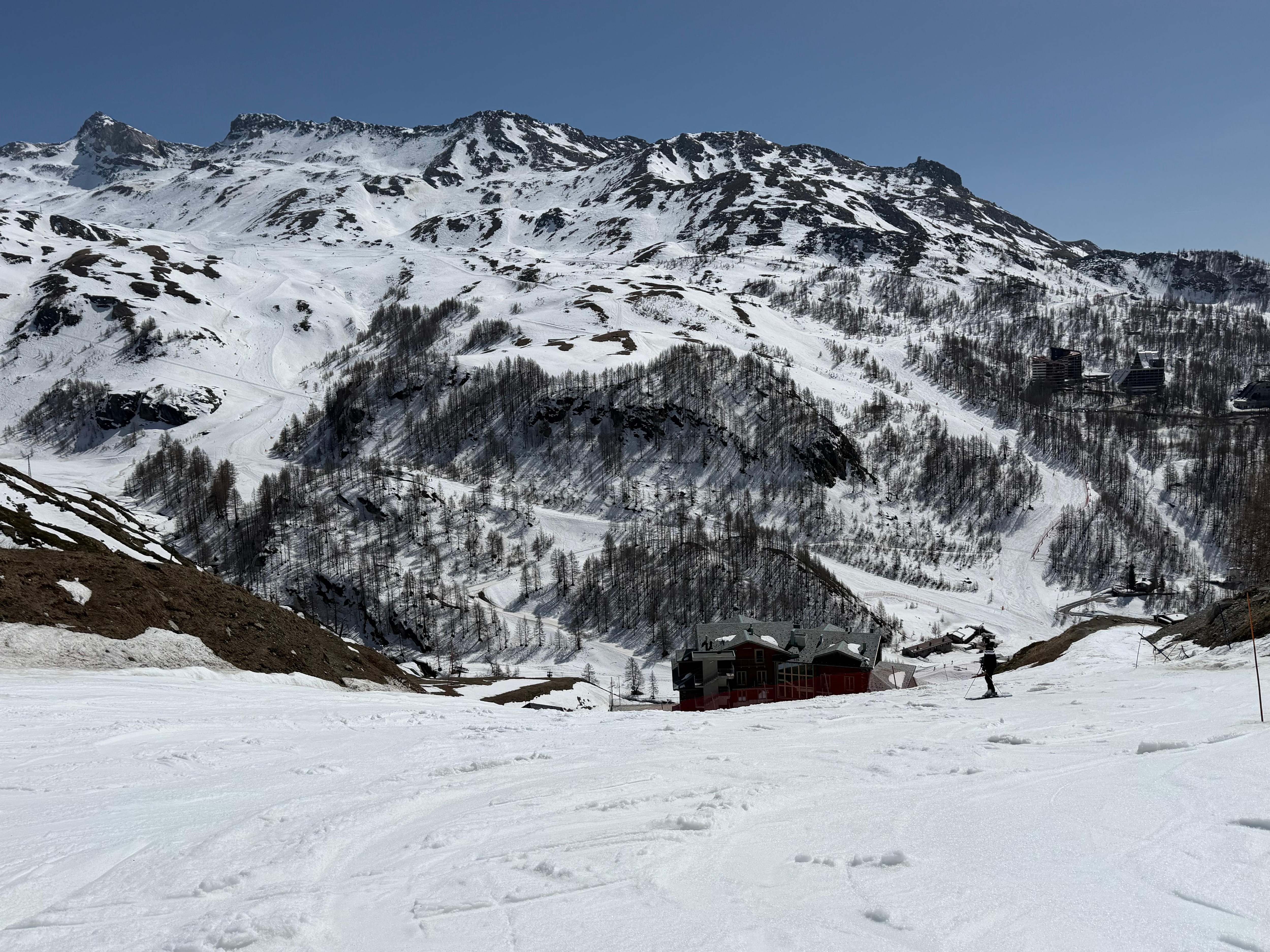 Hotellet sett från pisten man ansluter till. 