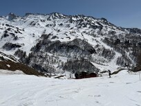 Hotellet sett från pisten man ansluter till.