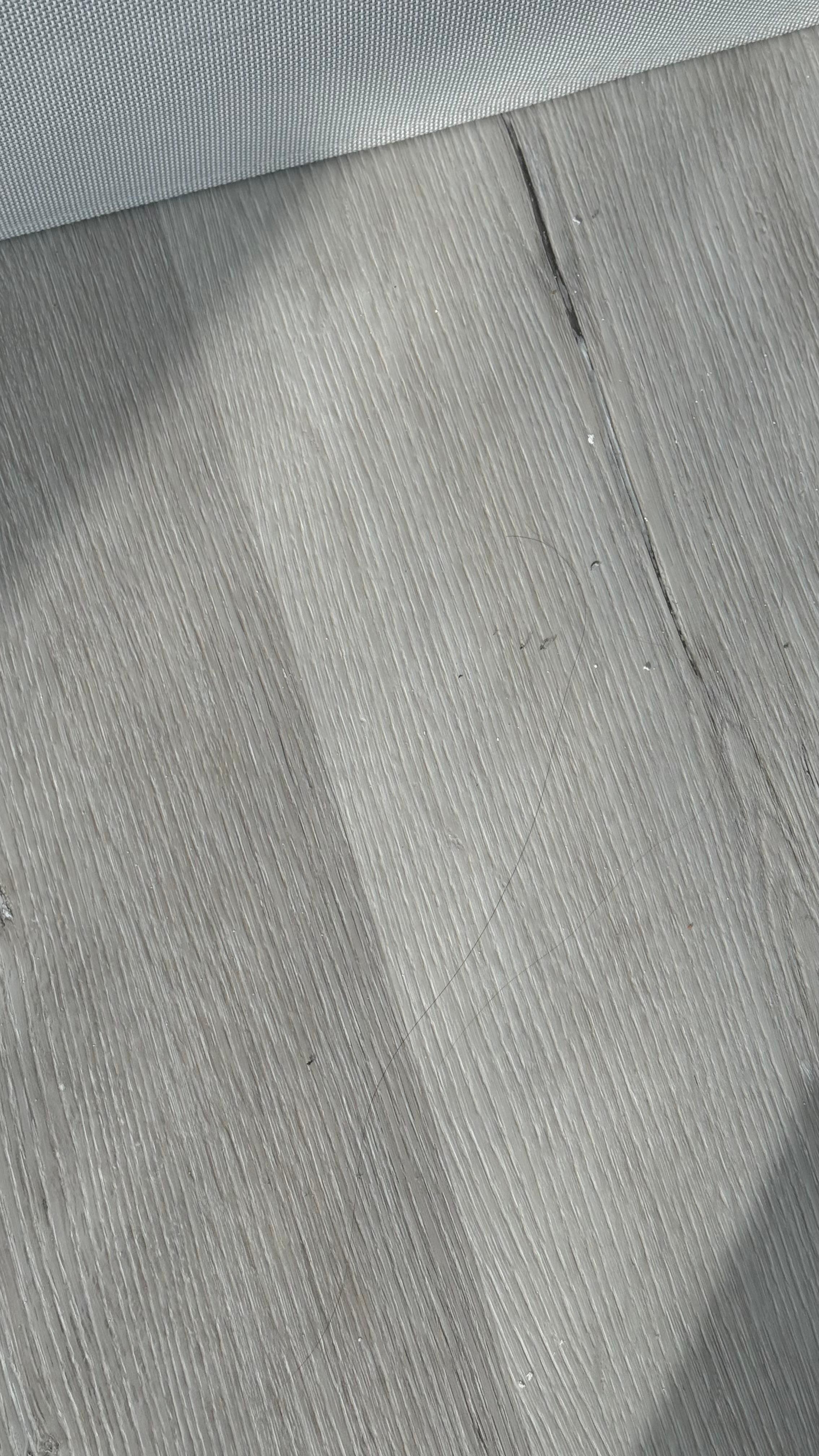 Fios de cabelo e sujeira