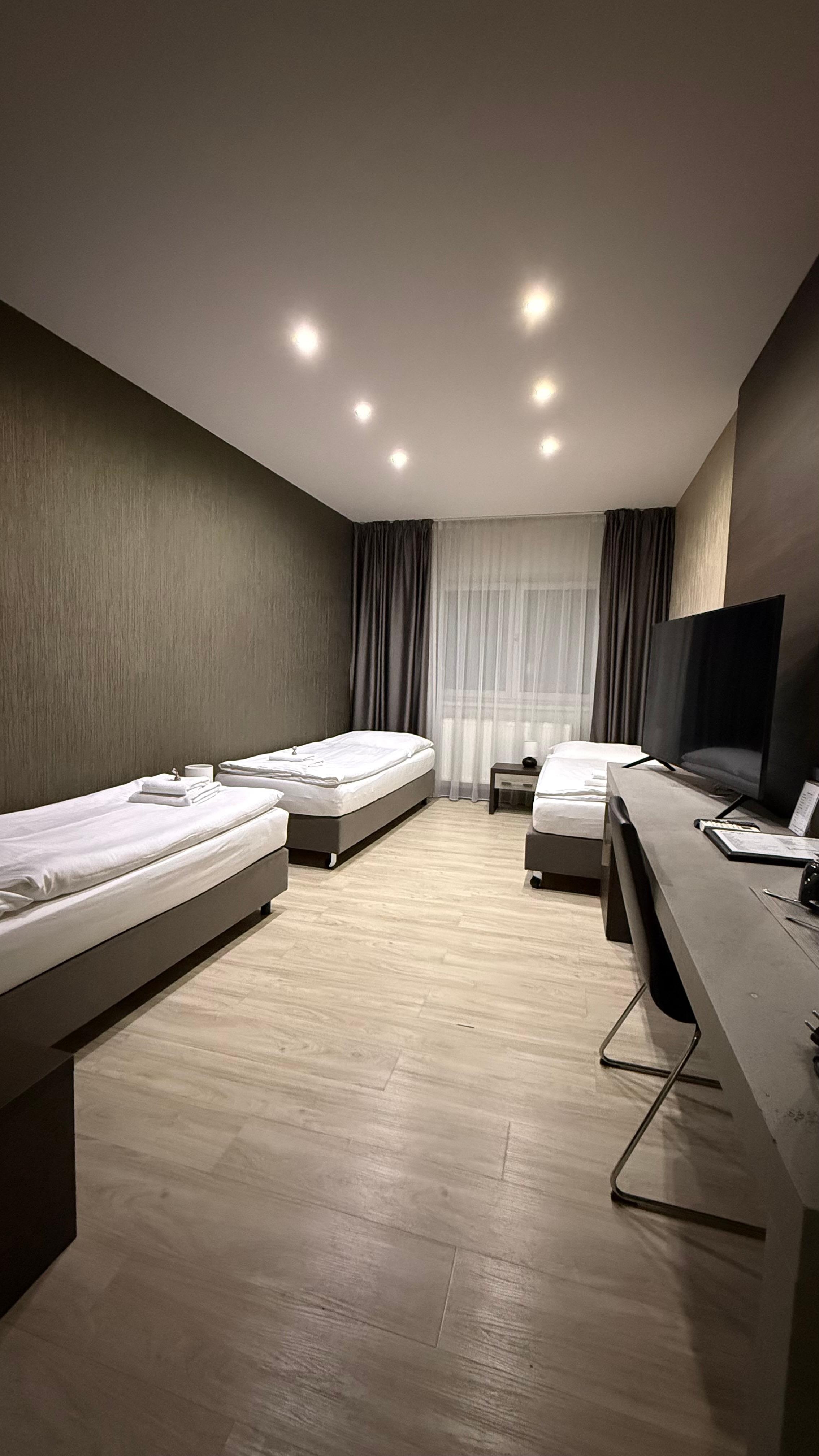 Stanza per 1 persona, con letto queen size (sorpresa! Niente letto queen size e ti becchi 3 letti singoli)