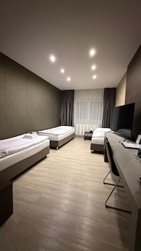 Stanza per 1 persona, con letto queen size (sorpresa! Niente letto queen size e ti becchi 3 letti singoli)