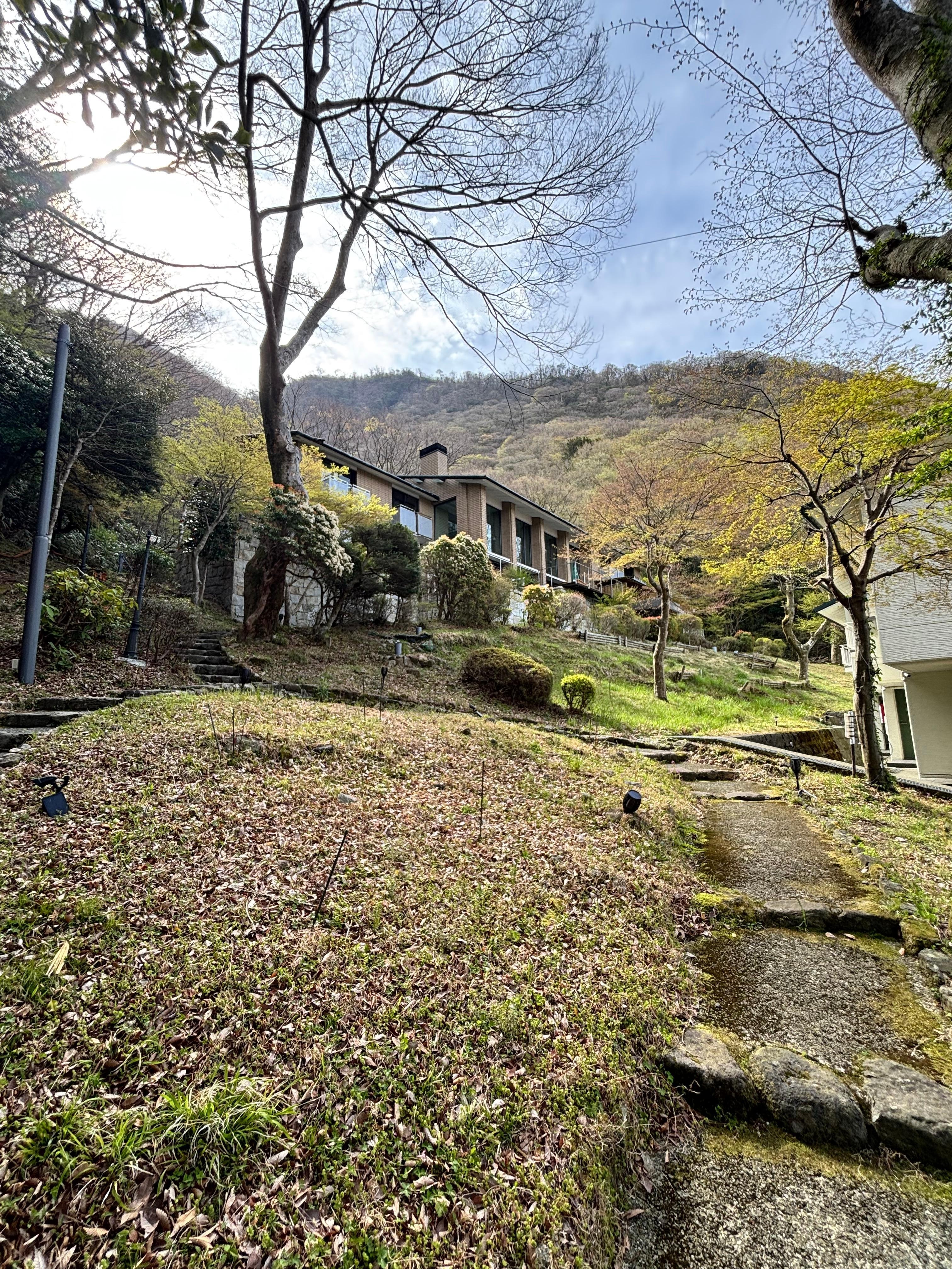 very difficult to walk up to the hotel