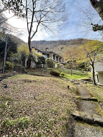 very difficult to walk up to the hotel