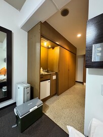 キッチンはコンロなし、電気ポット、食器と箸、コップはある。
冷凍が小さいけどキンキンで役に立ちました