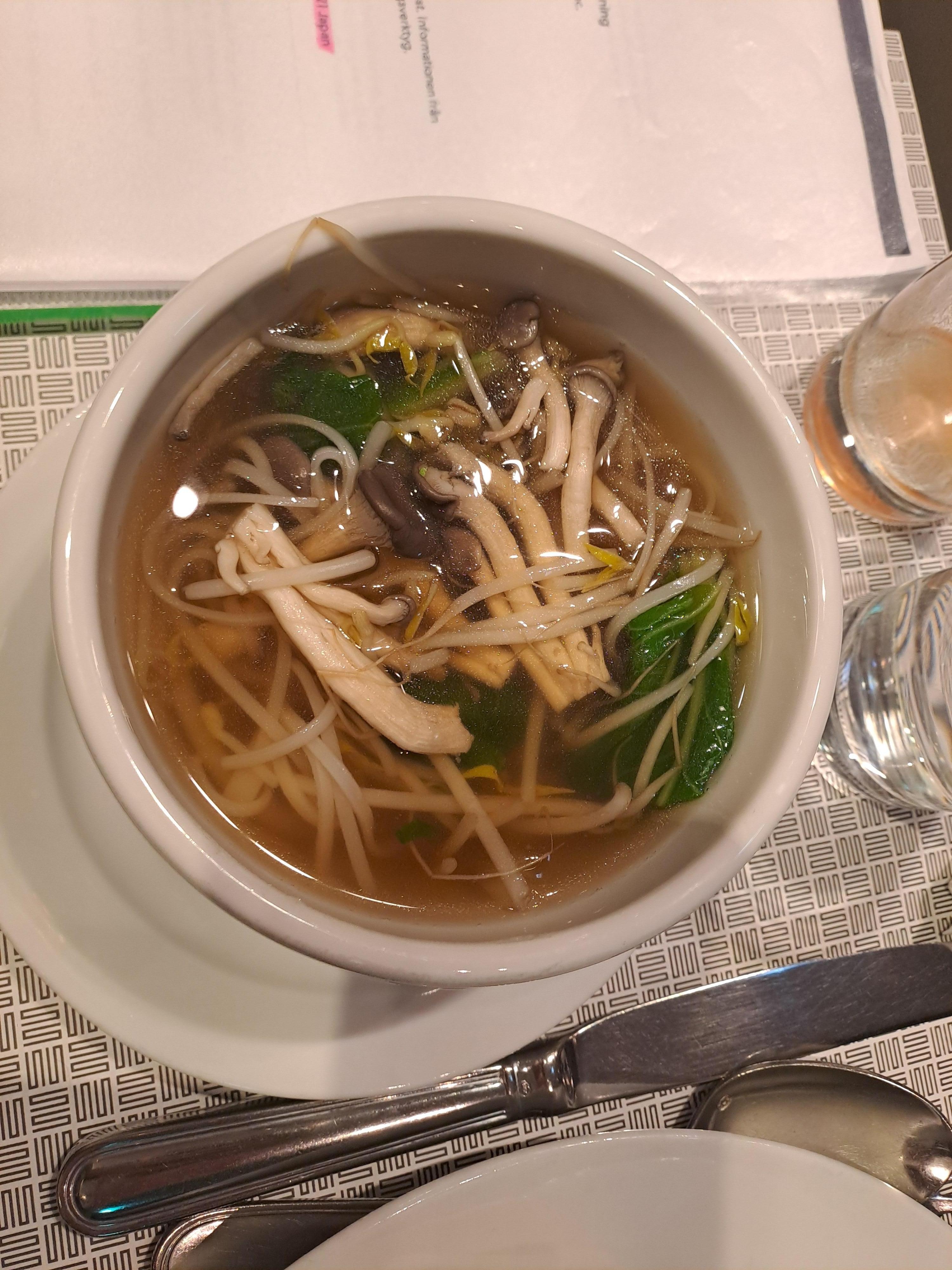 Härlig frukost med många olika maträtter 
Nudelsoppa tillagad på buffén. 