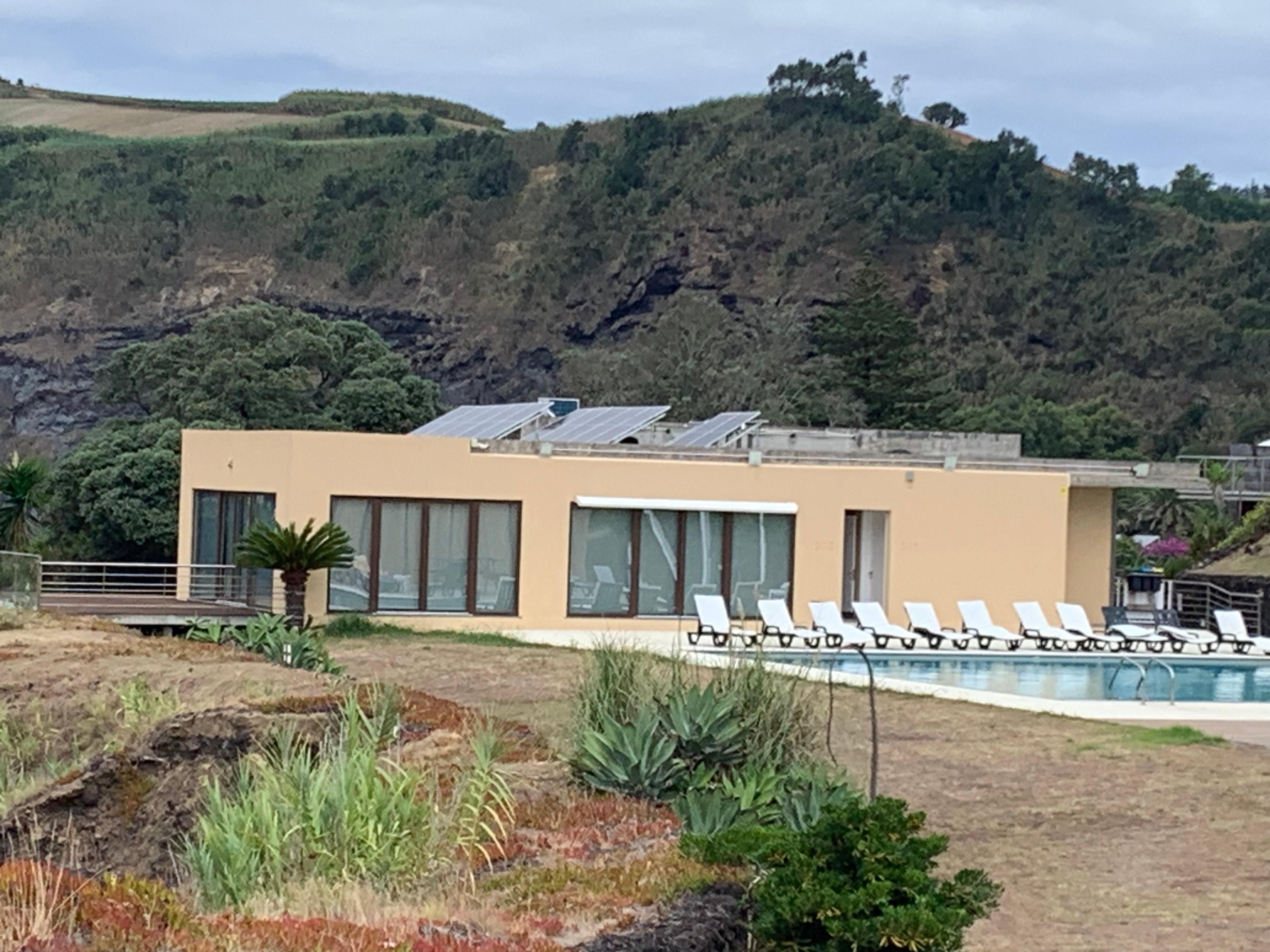 Das Gebäude am 2. Pool steht leer, also keine Versorgung mit Snacks u.ä.