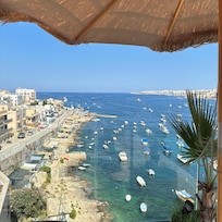 Ausblick vom Pool, wo auch schon mal ne lockere Fliese erschreckt