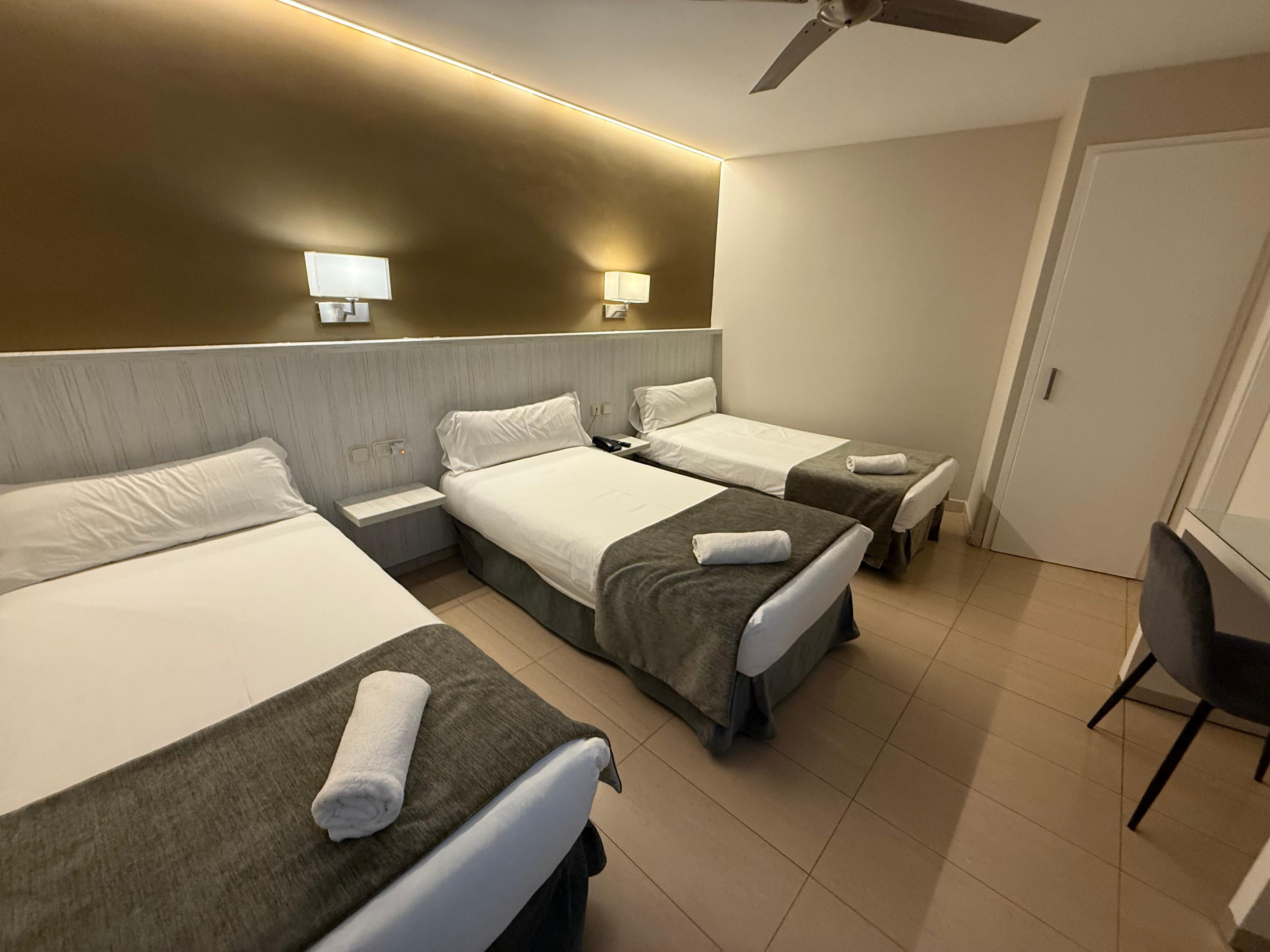 部屋は1人で泊まりましたがバス&トイレ付きを選んだら3人部屋しかありませんでした。