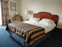 Bedroom w king bed