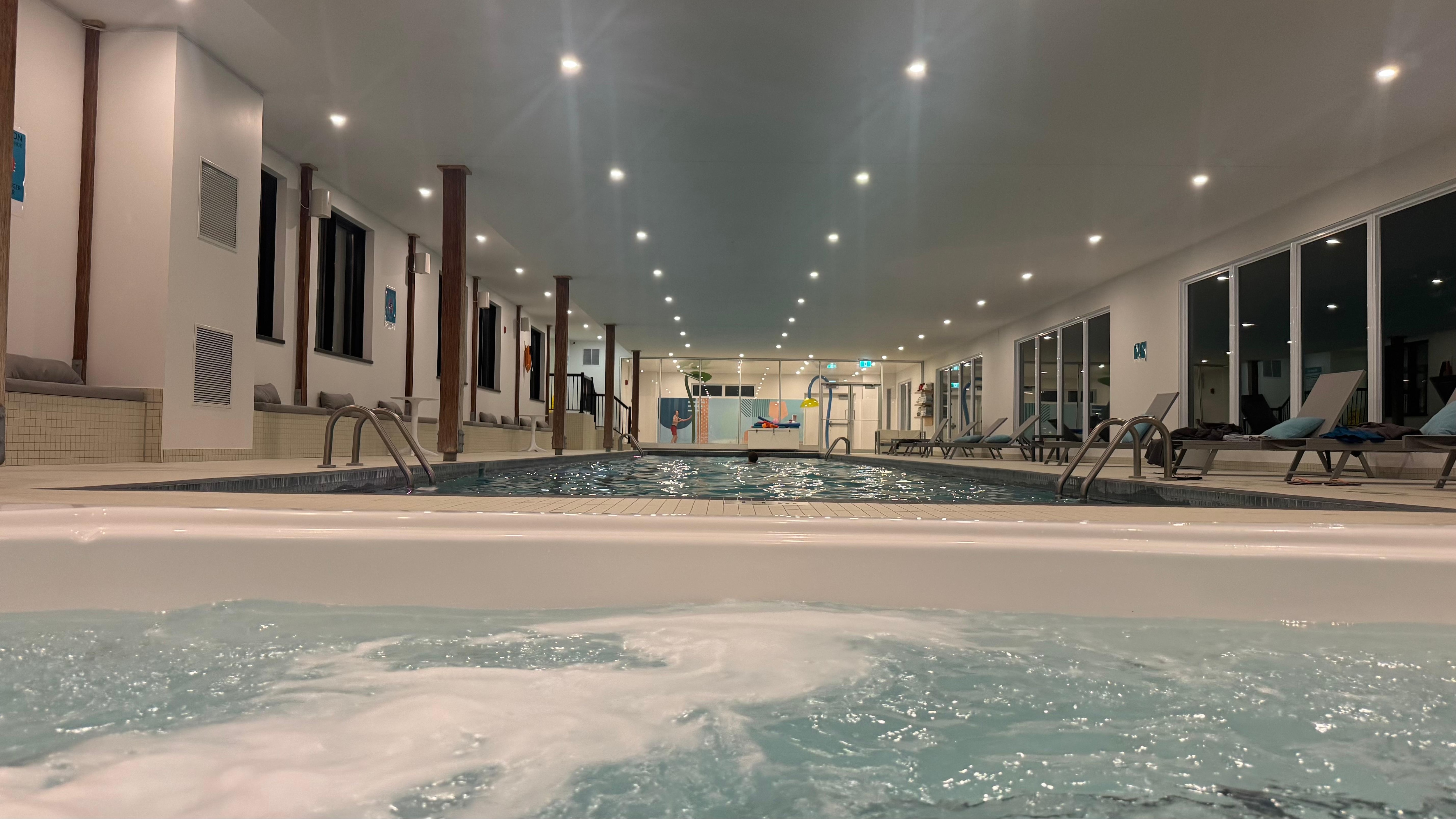 Piscine de 25m avec jacuzzi juste dans son prolongement et air de jeux pour enfants à l’autre bout. 