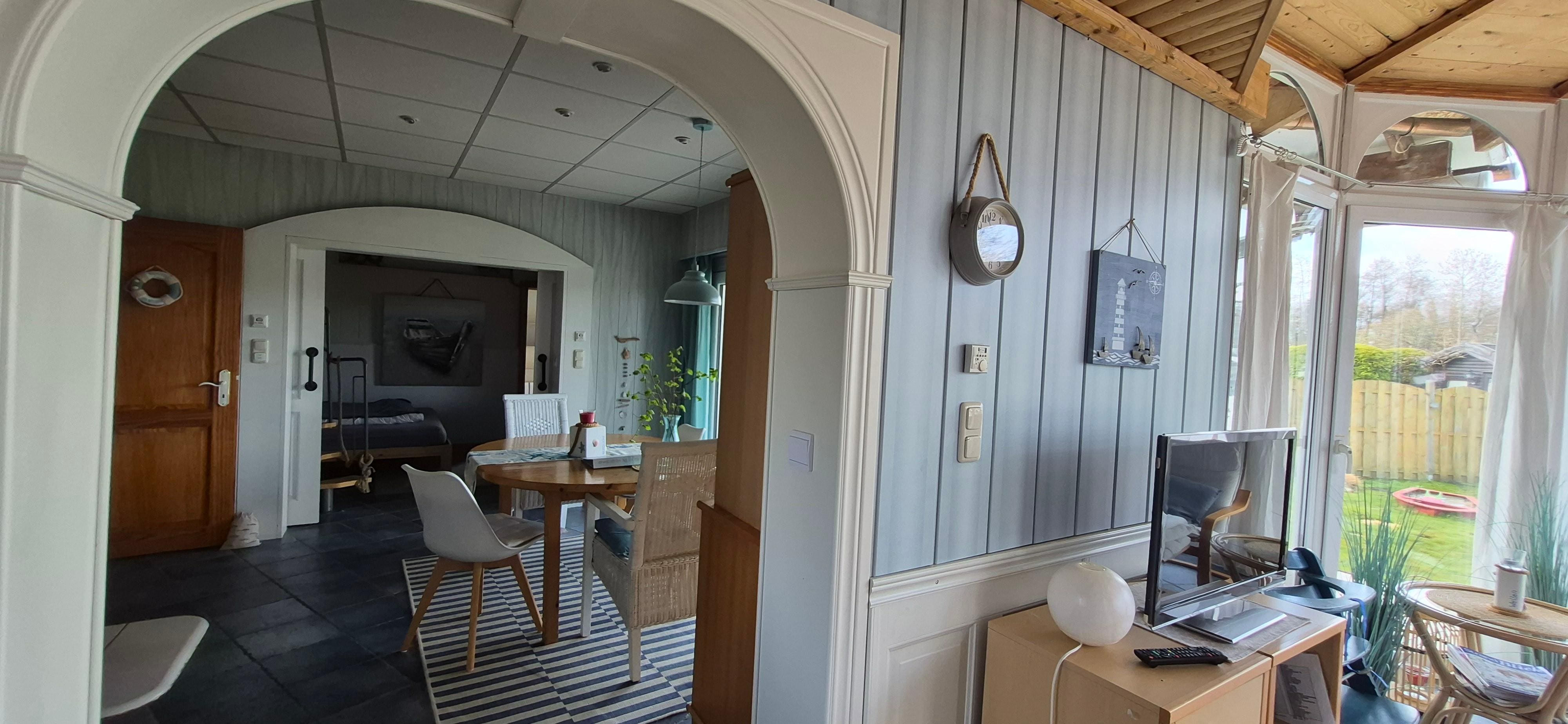 Wohnzimmer mit Couch 