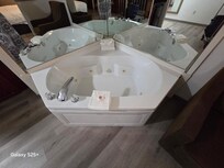 Soaking tub