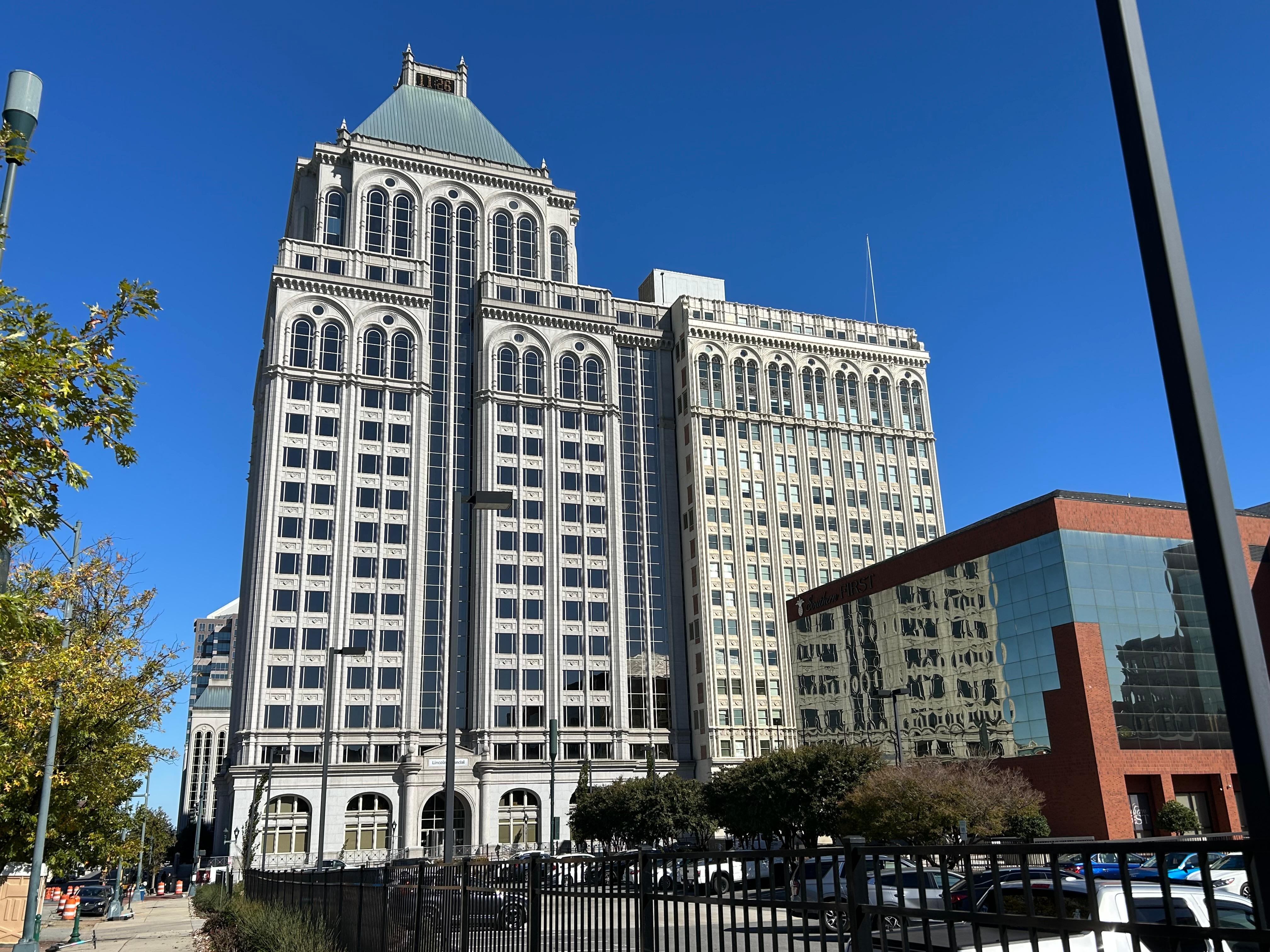 The Lincoln Financial Building is nearby