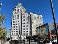 The Lincoln Financial Building is nearby