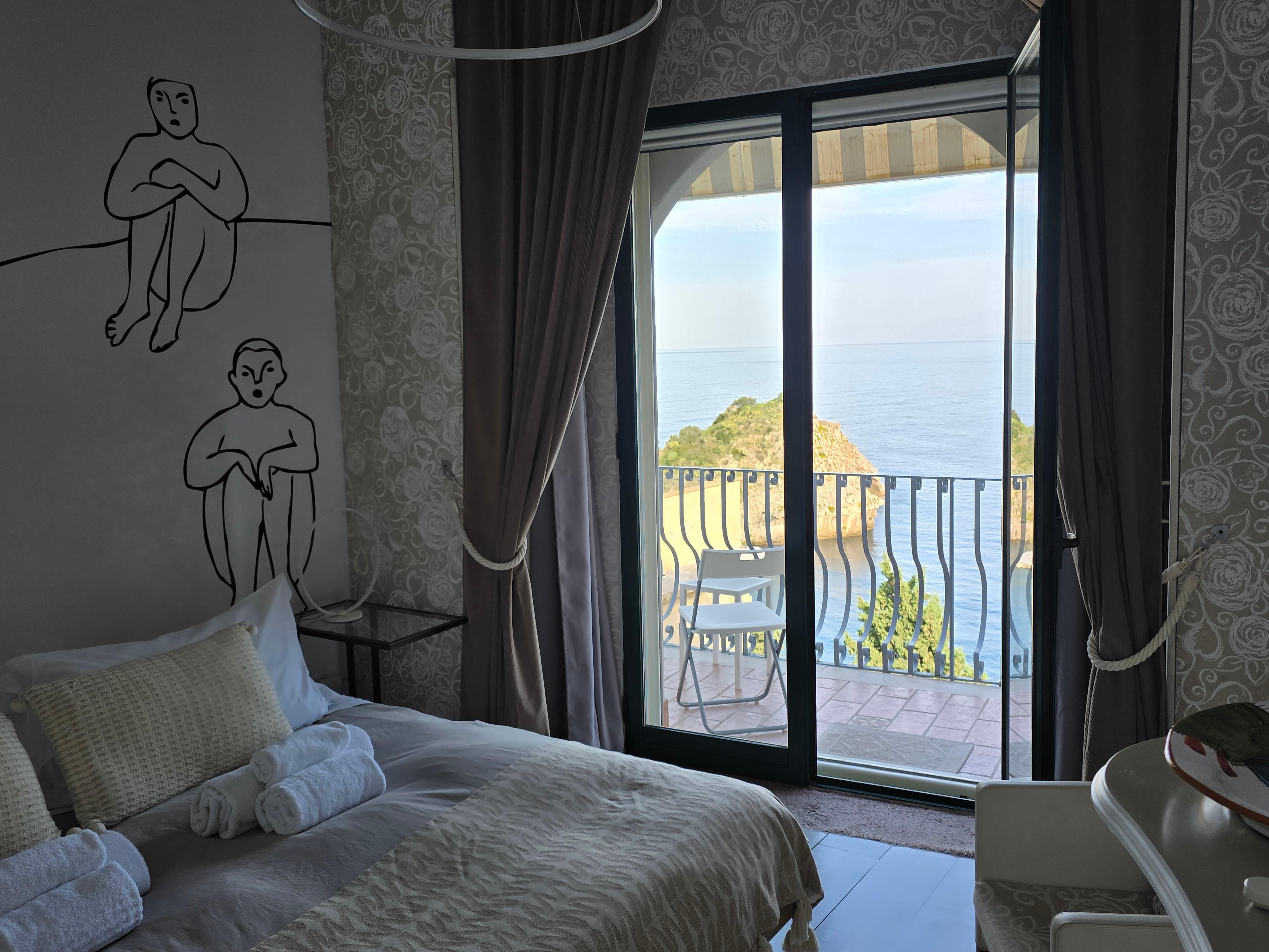 2nd bedroom, similar to the first, both with sea views