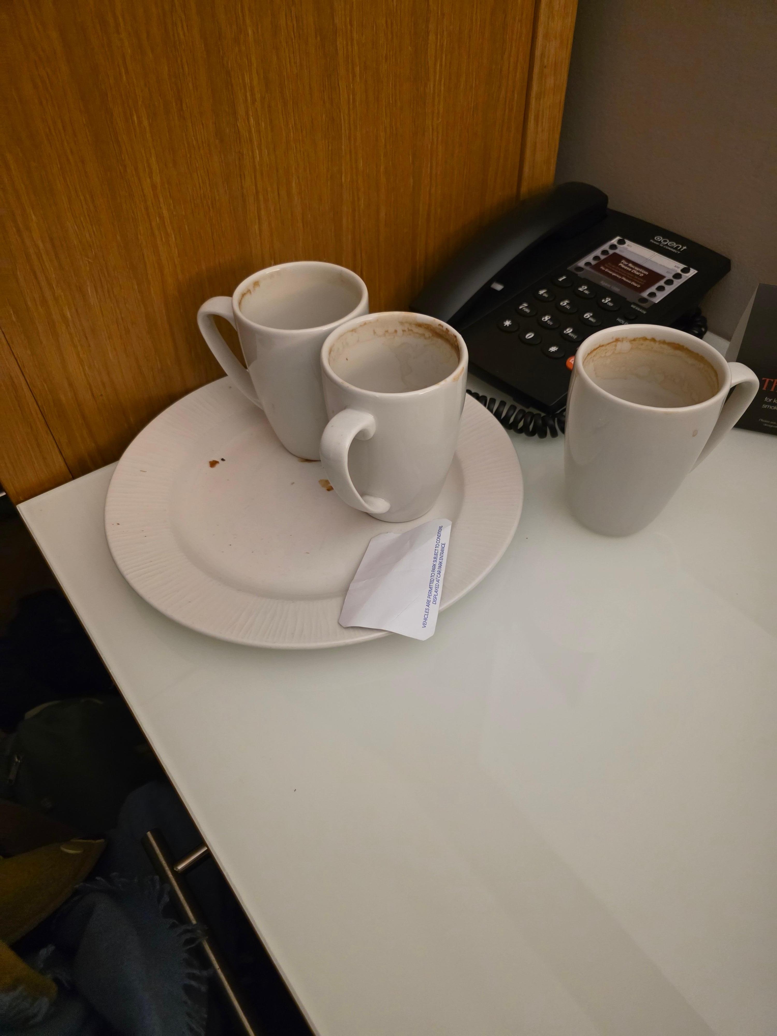 Kaffeetassen sammeln sich über Tage im Zimmer