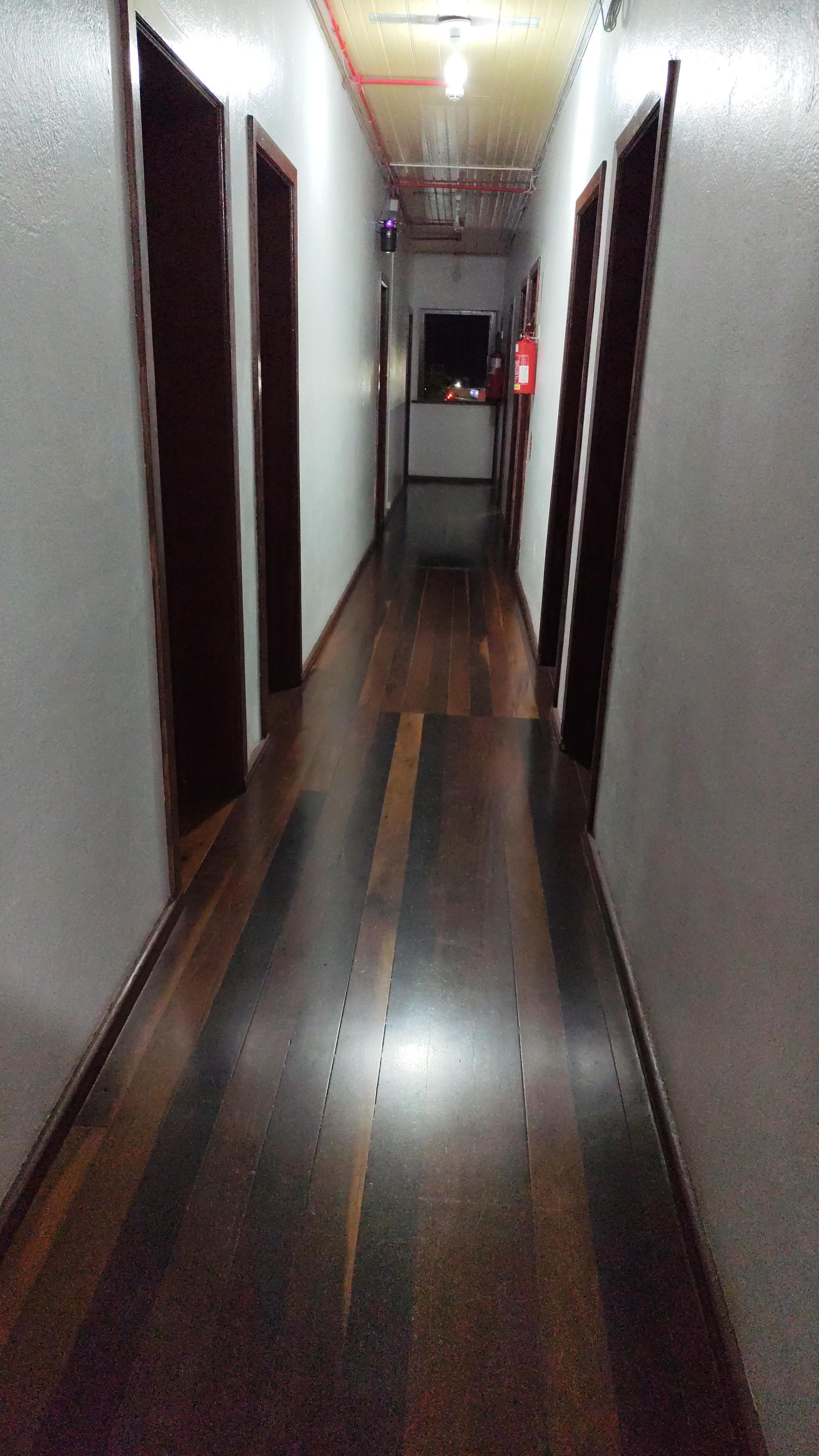 O banheiro fica no fim do corredor 