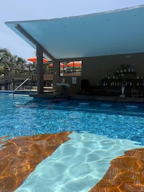 Swim up bar