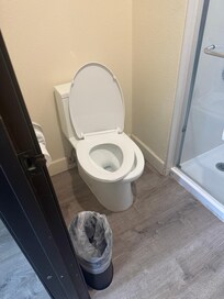 Toolet seat was broken