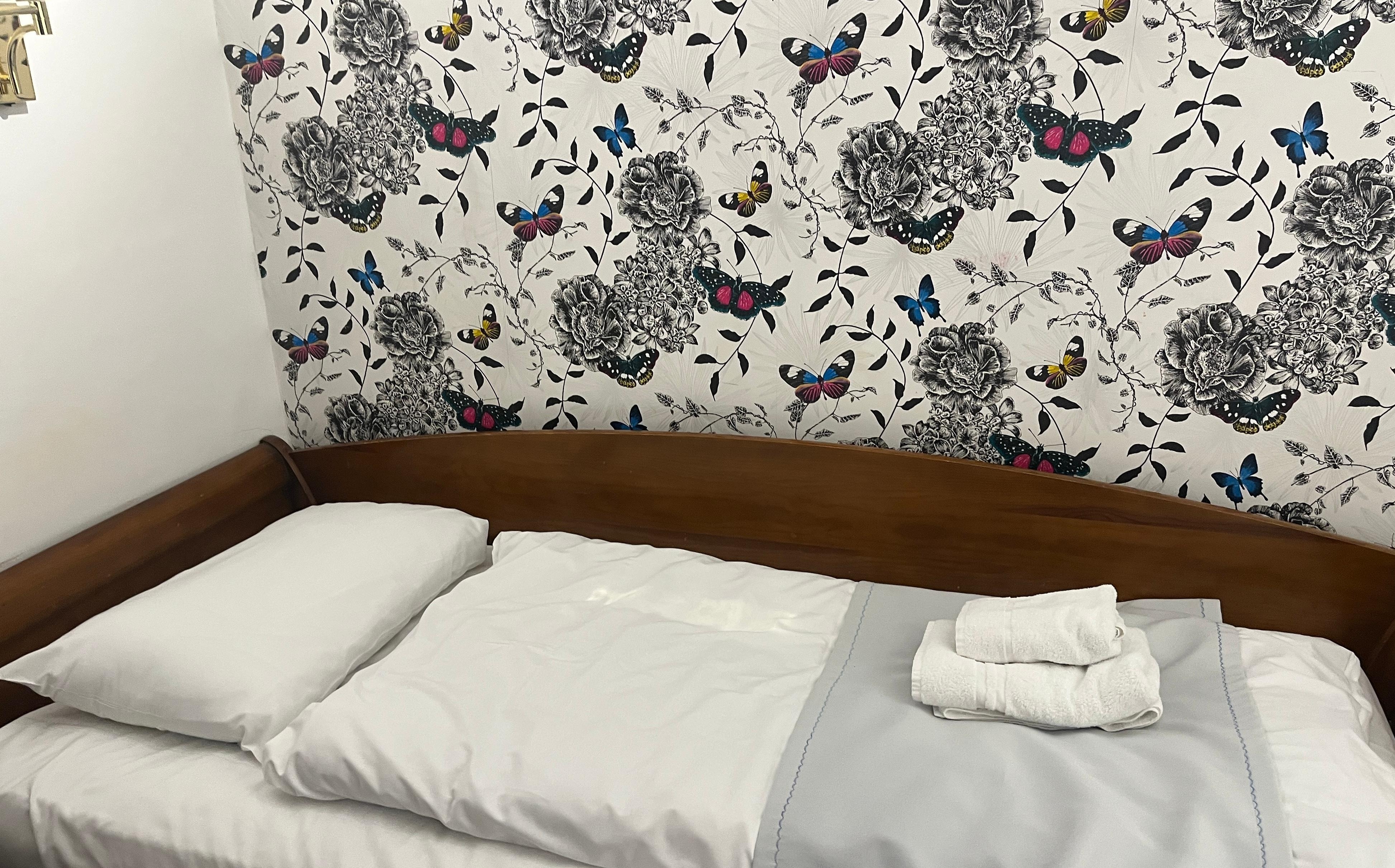 小柄な方であれば  問題ありませんが、大柄な方にはベッドを小さいと感じるかと思います。