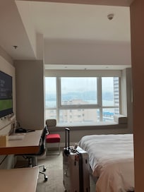 部屋は広々としている。椅子が座りやすい。荷物を置く台もあって便利。大きな壁掛けテレビがある。クローゼットが大きくて良かった。