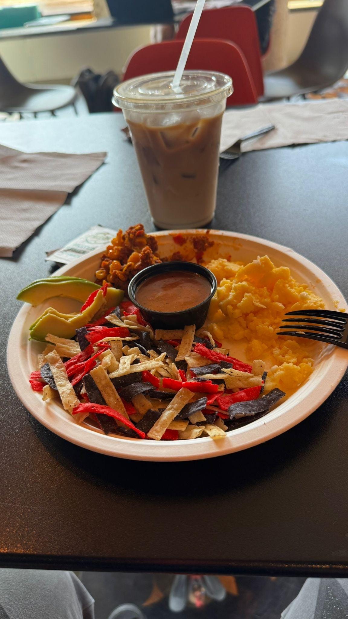 Est fue todo el desánimo PARA COMPARTIRLO DOS PERSONAS. No tostadas, no fruta, no dulce y no dos platos y dos cafés. UN PKATILLO Y UN SOLO CAFÉ PARA DOS PERSONAS. ESTAFA???