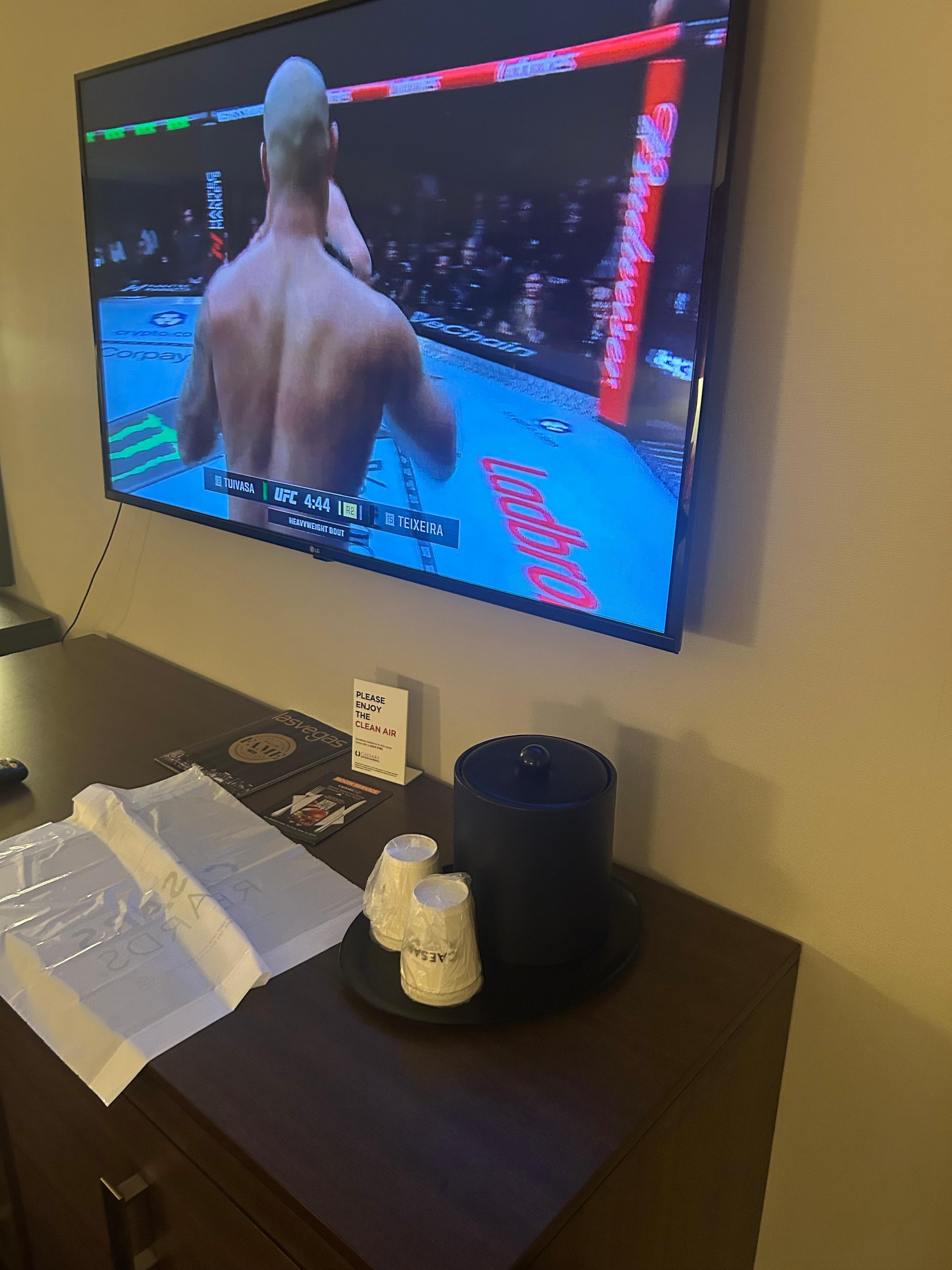 They give u paper cups but nothing to drink, not even water. Dumb service 