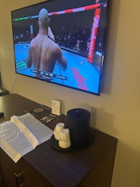 They give u paper cups but nothing to drink, not even water. Dumb service