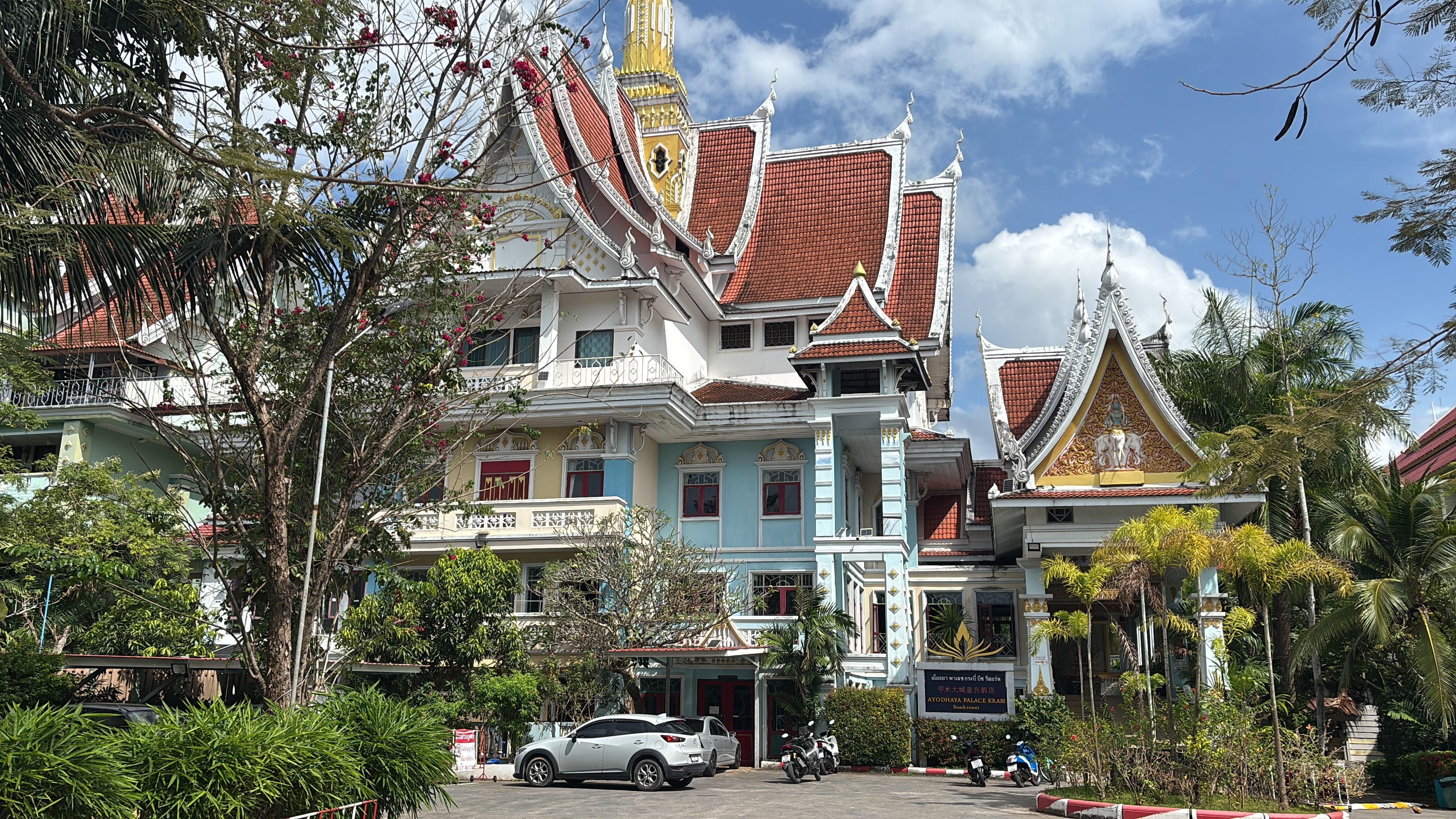 View of the hotel coming up the driveway