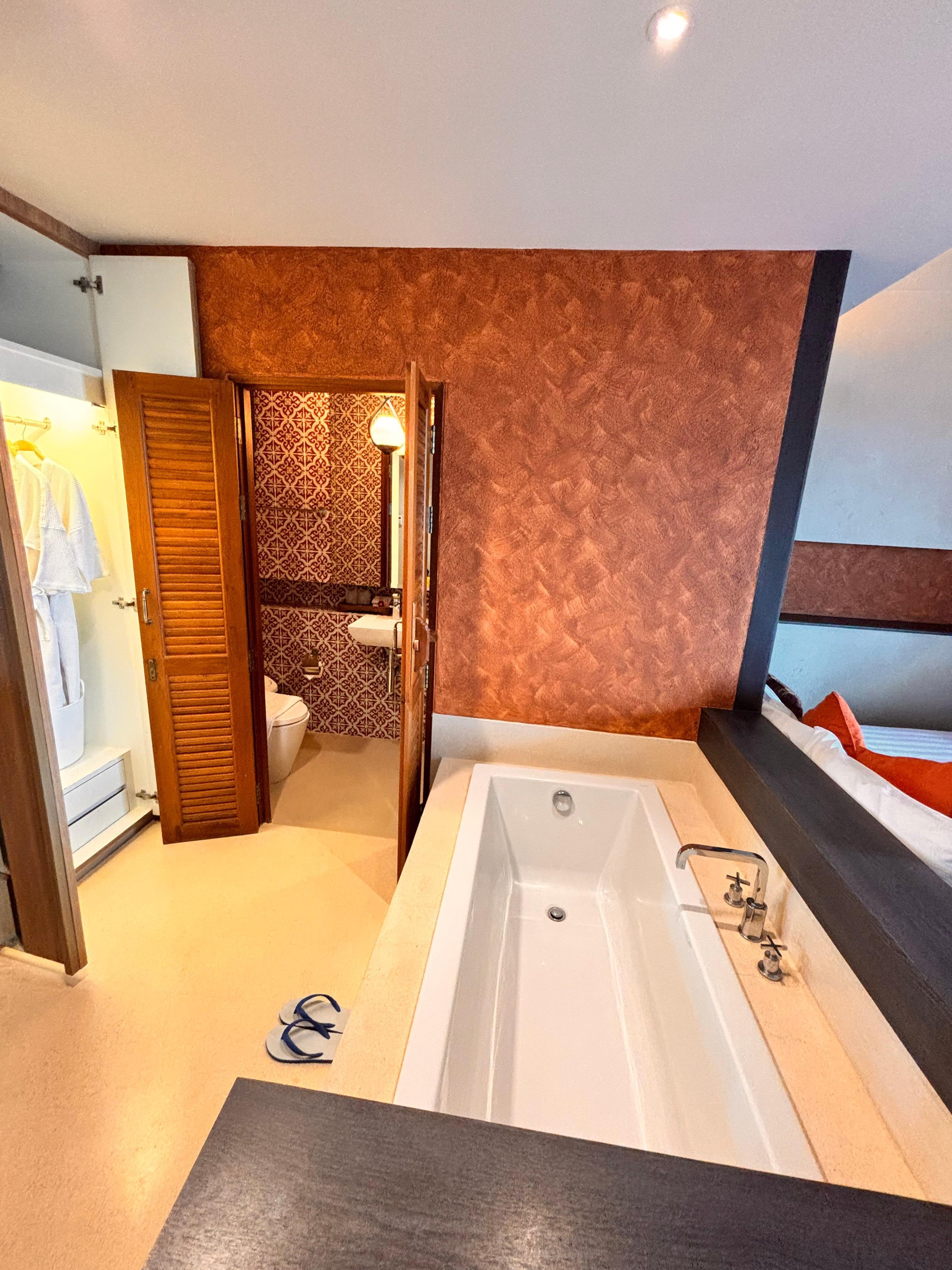 Room with bath tub. 