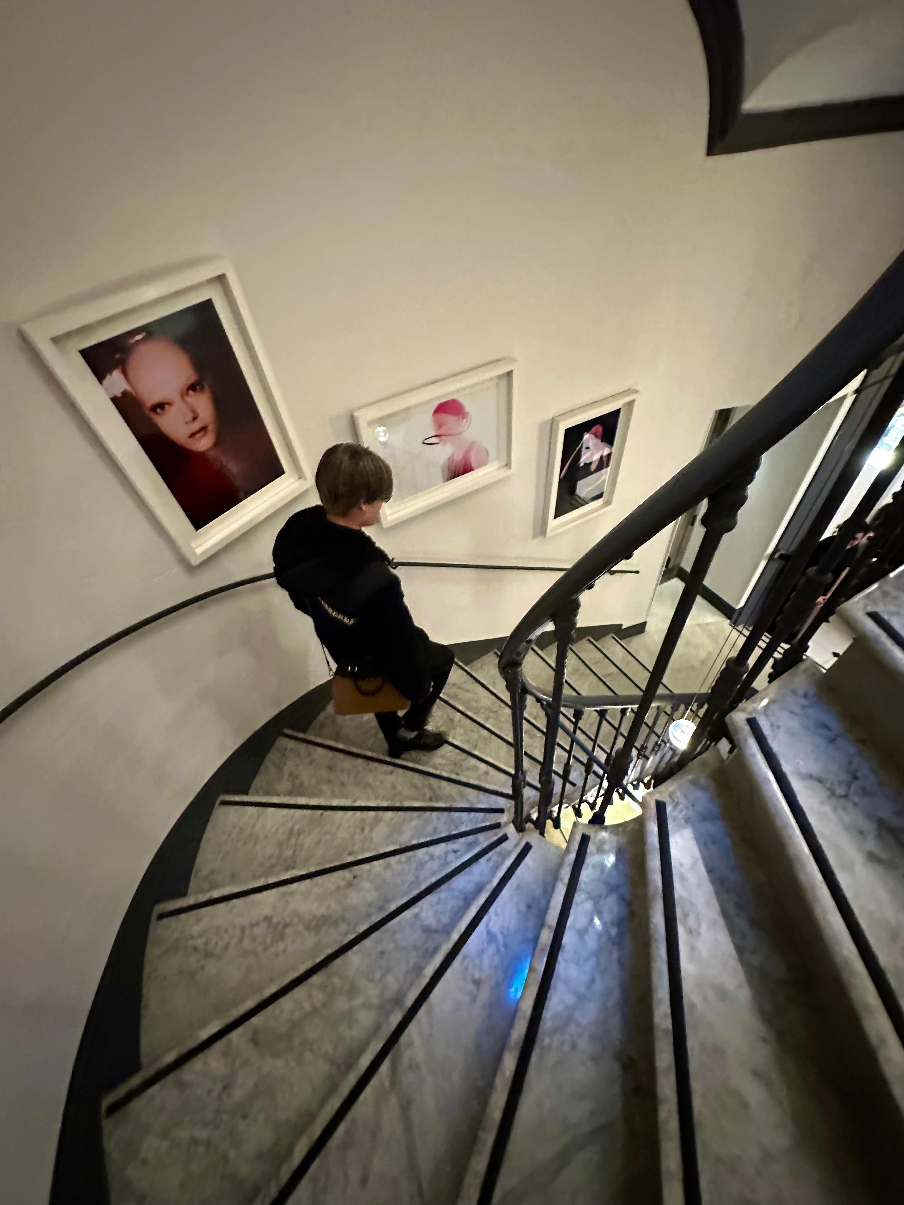 ホテルの階段(エレベーターもあります)