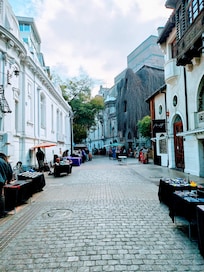 Rua em frente ao hotel