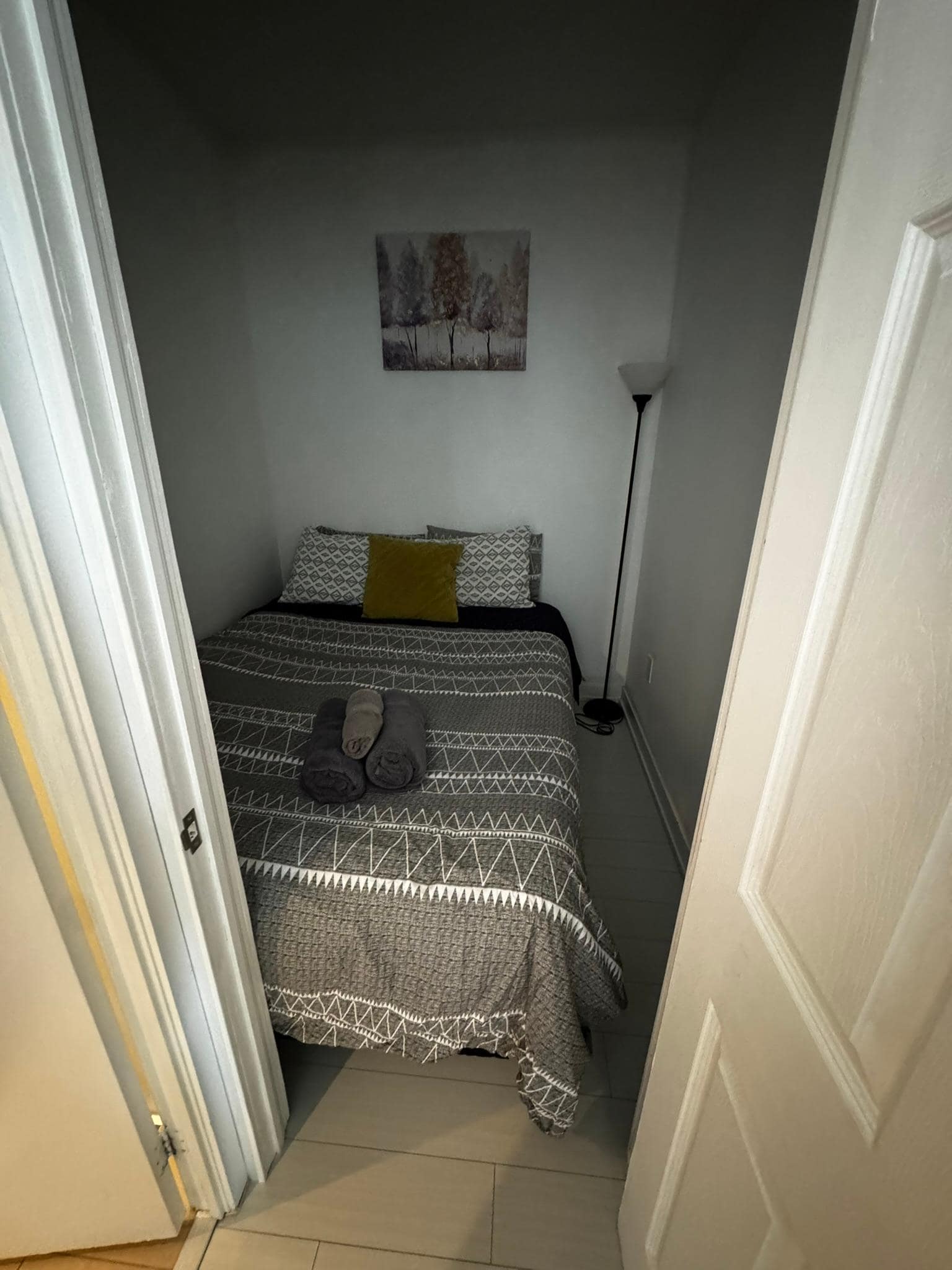 Grande chambre avec belle fenestration