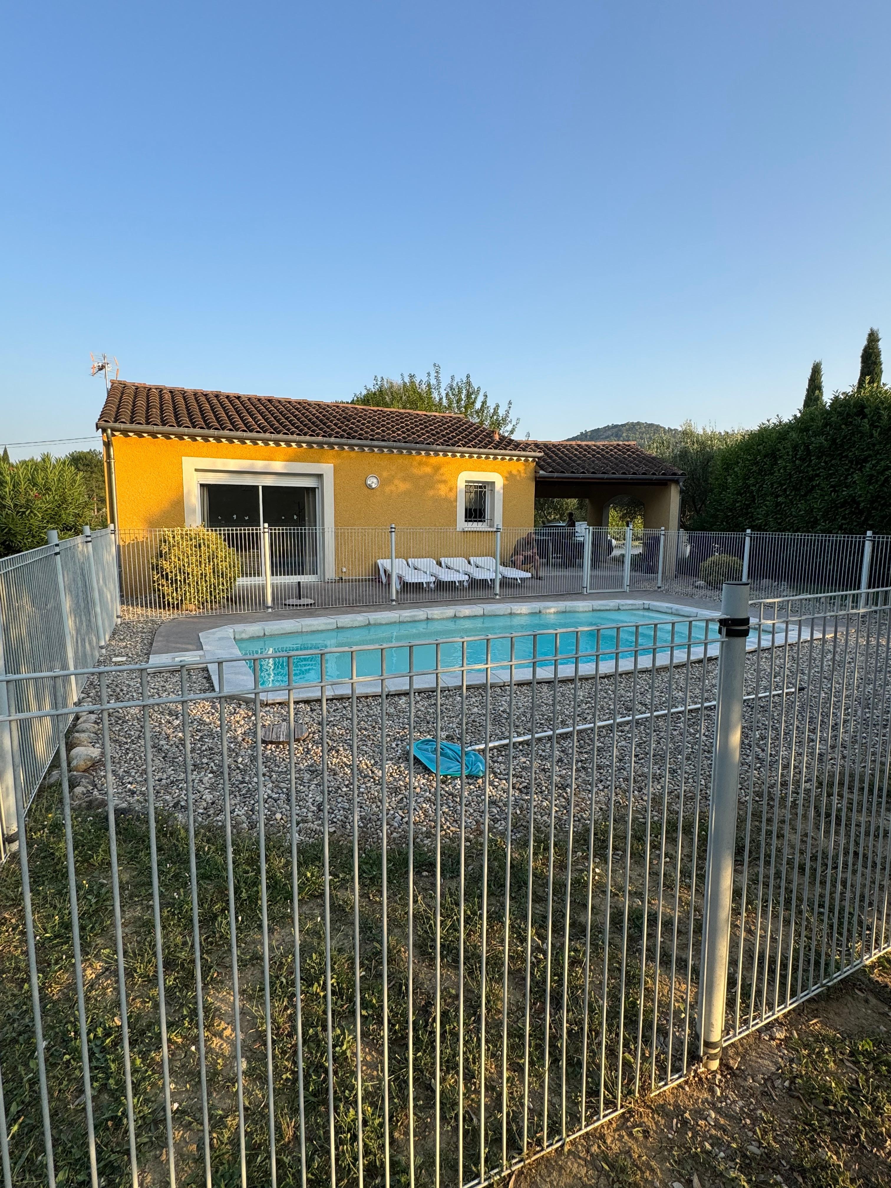 Vue du logement avec la piscine 