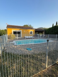 Vue du logement avec la piscine