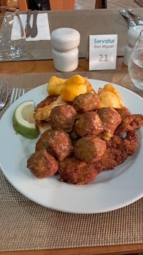 Alcuni dei piatti dl buffet della cena in hotel