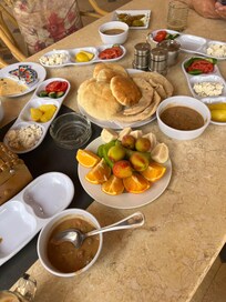 Petit déjeuner copieux en terrasse