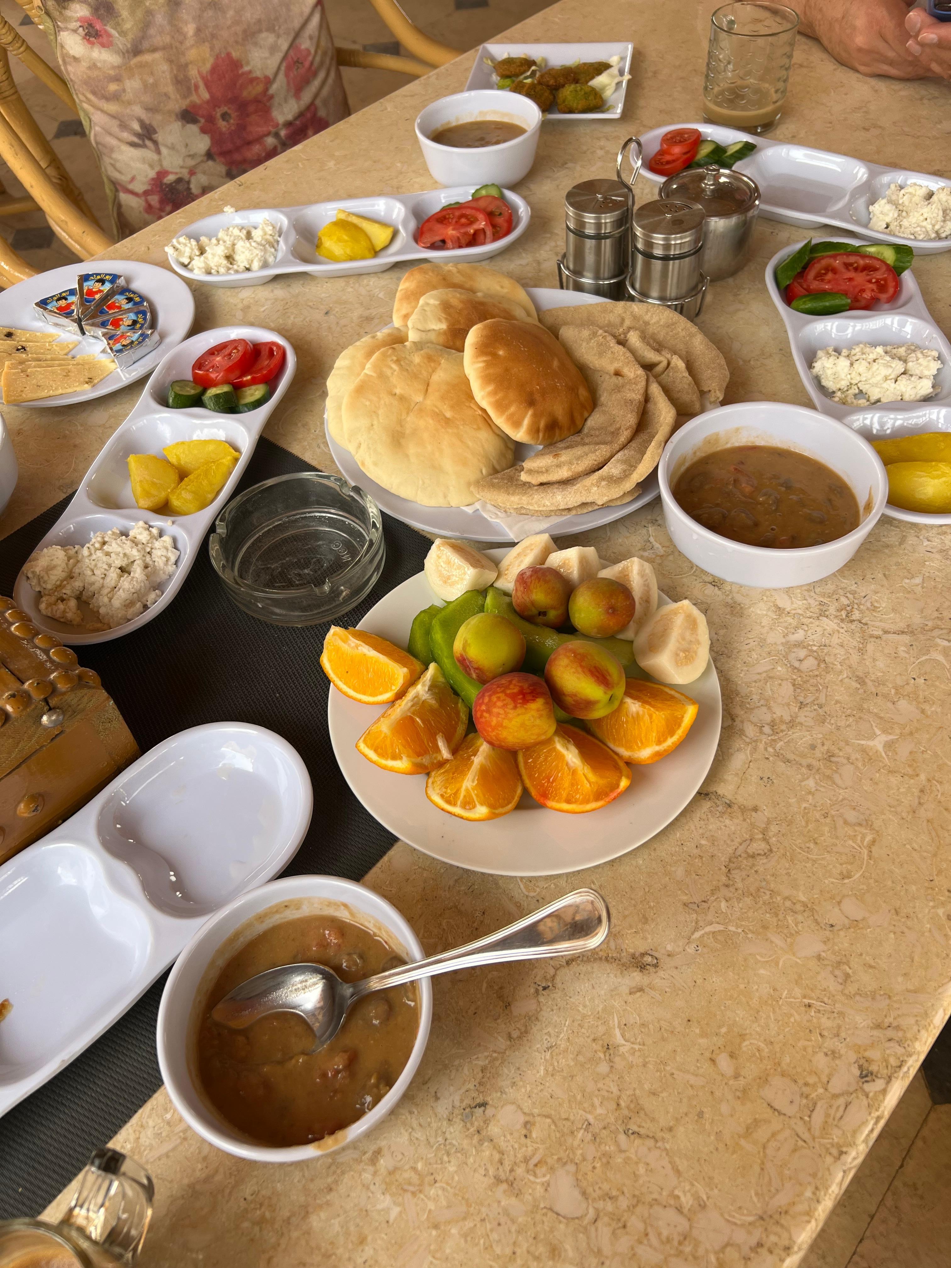 Petit déjeuner copieux en terrasse