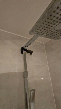 Dusche hängt nur notdürftig befestigt an der Wand