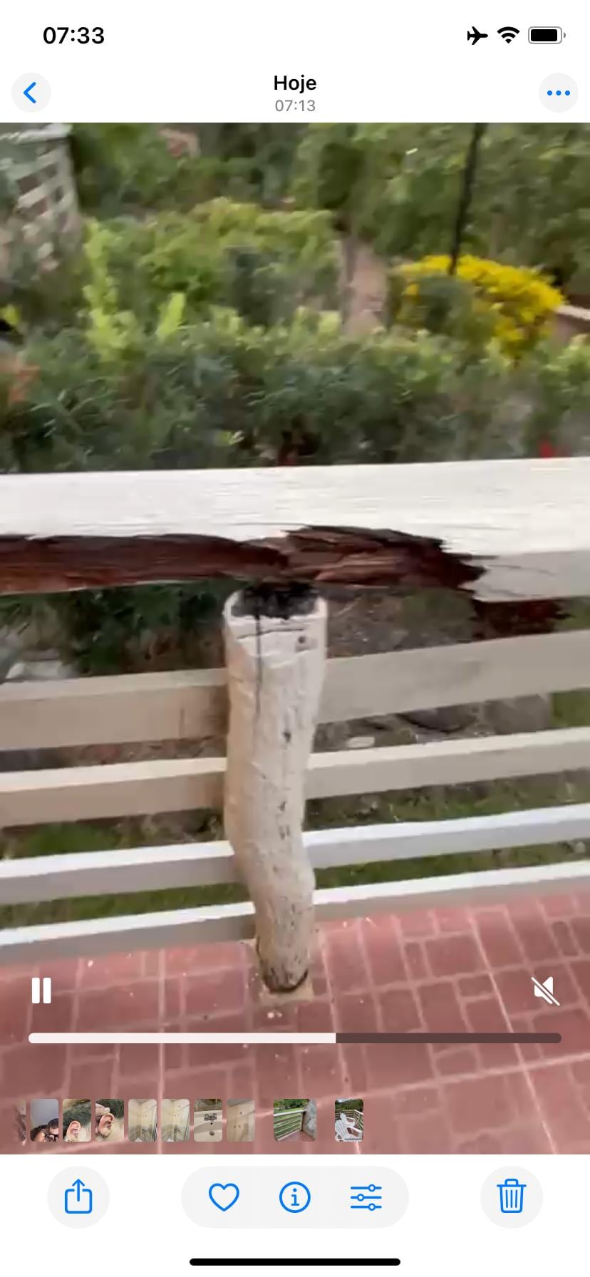 Madeira podre na sacada/balcon com risco de cair