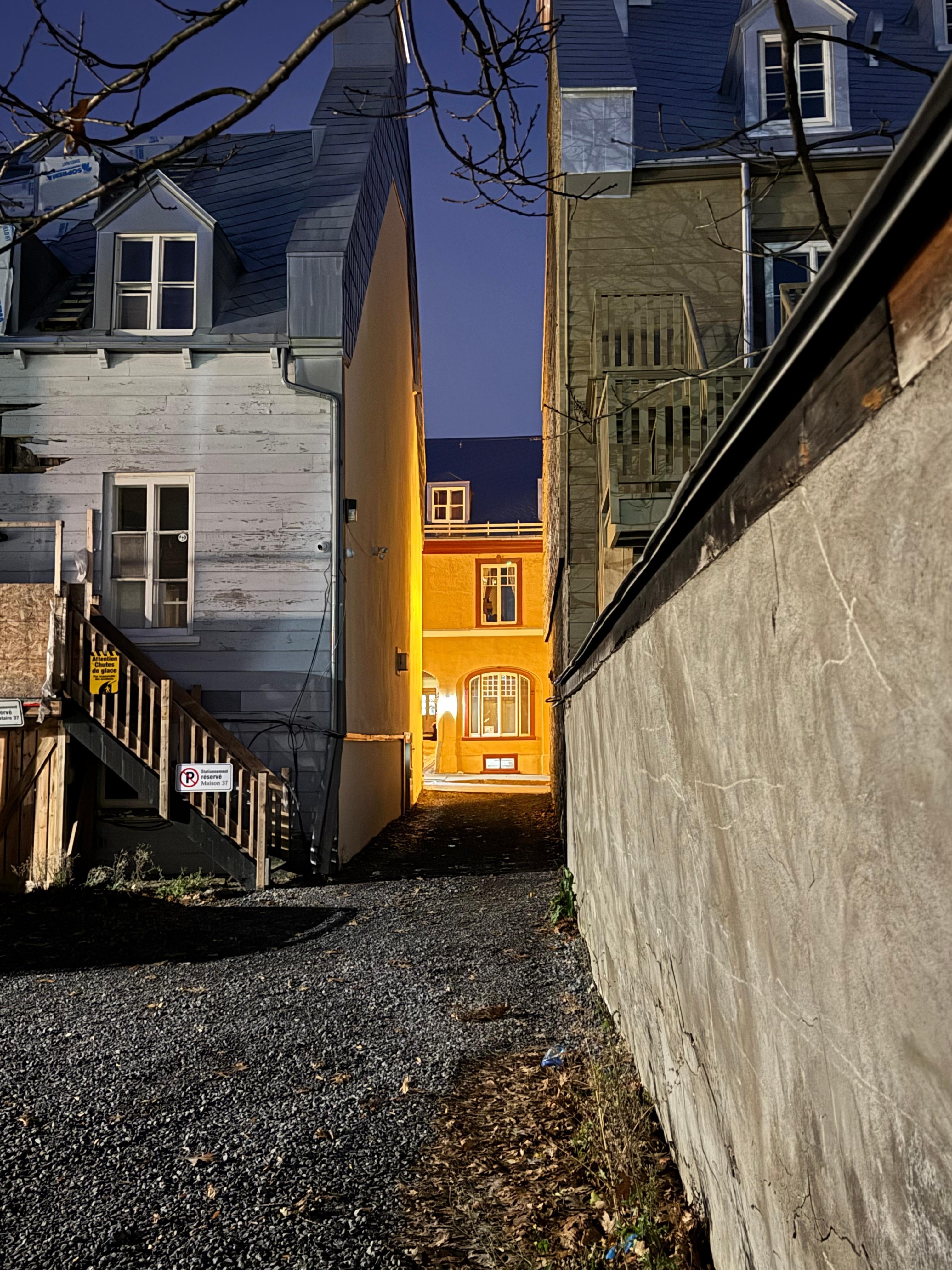 The alley way to the parking lot. It is tight but I was able to fit in with my 2025 Toyota grand highlander 