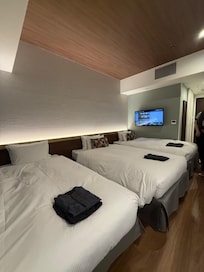 三人房最靠近窗戶加床的床