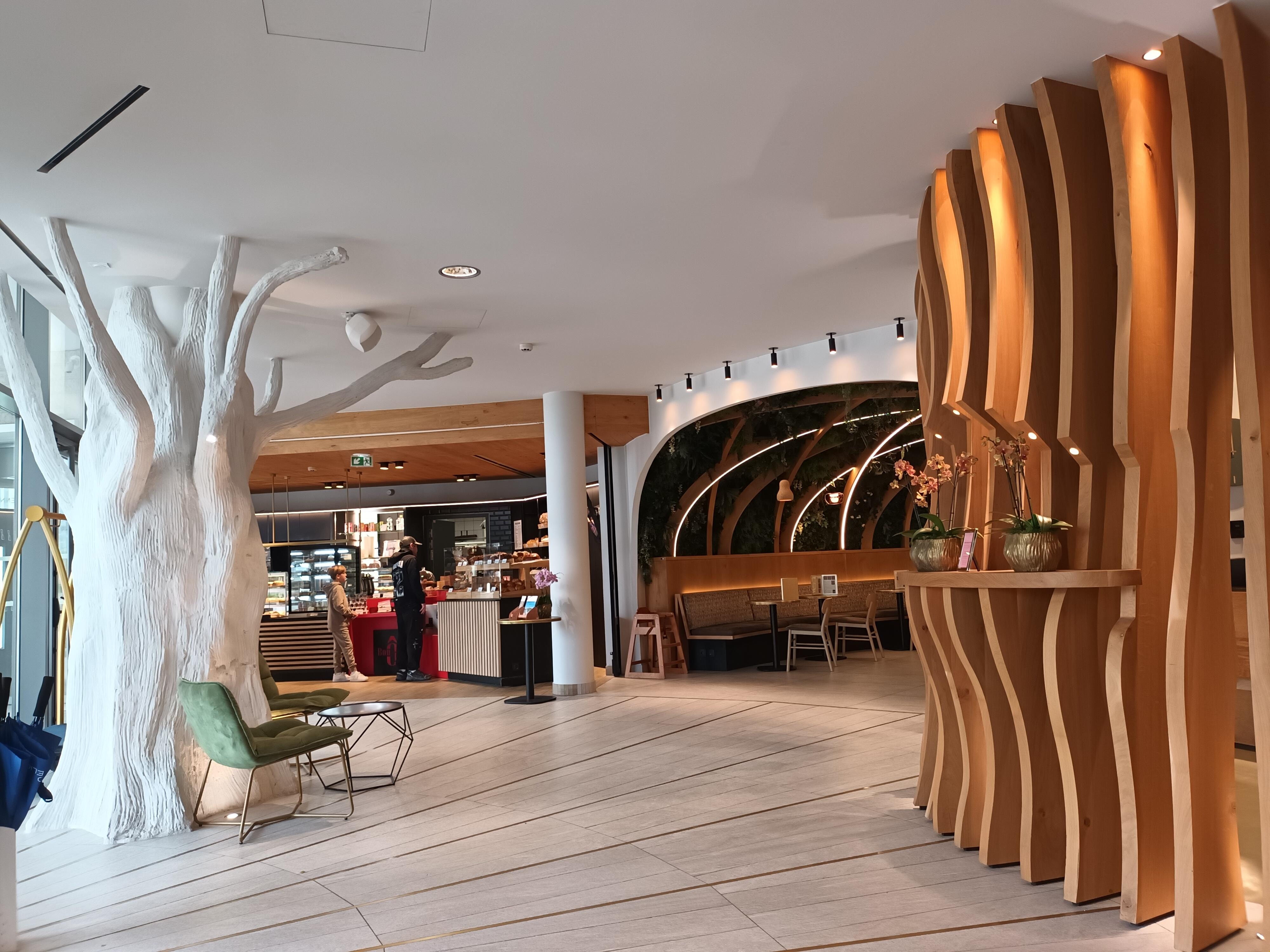 Hotel foyer & coffee shop/boulanger.