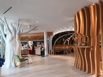 Hotel foyer & coffee shop/boulanger.