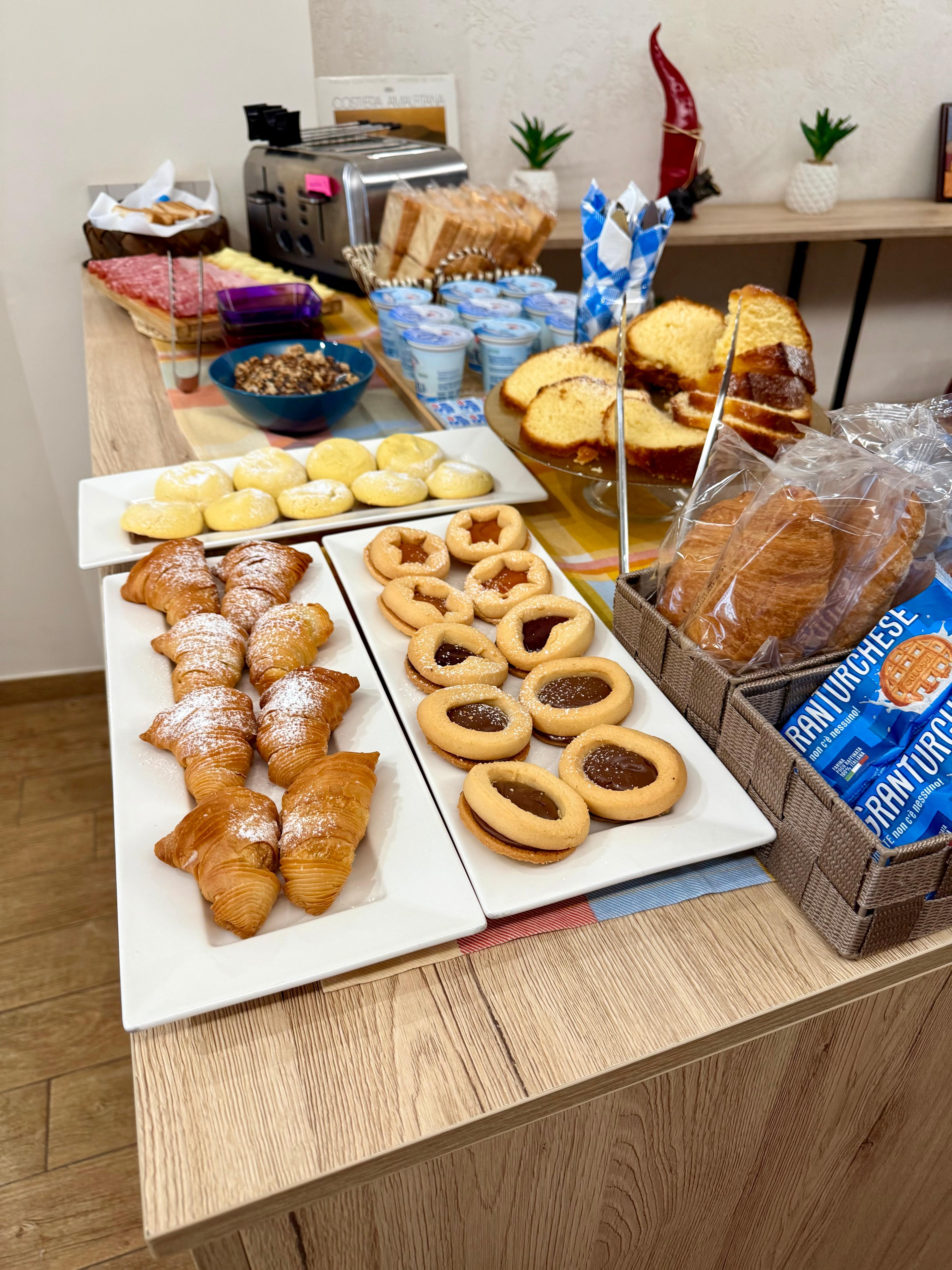 Päivittäin vaihtuva aamiainen koostuu leivästä, jugurtista, leivonnaisista ja hedelmistä (ei kuvassa), jonka lisäksi saa kahvia, teetä ja mehua. 