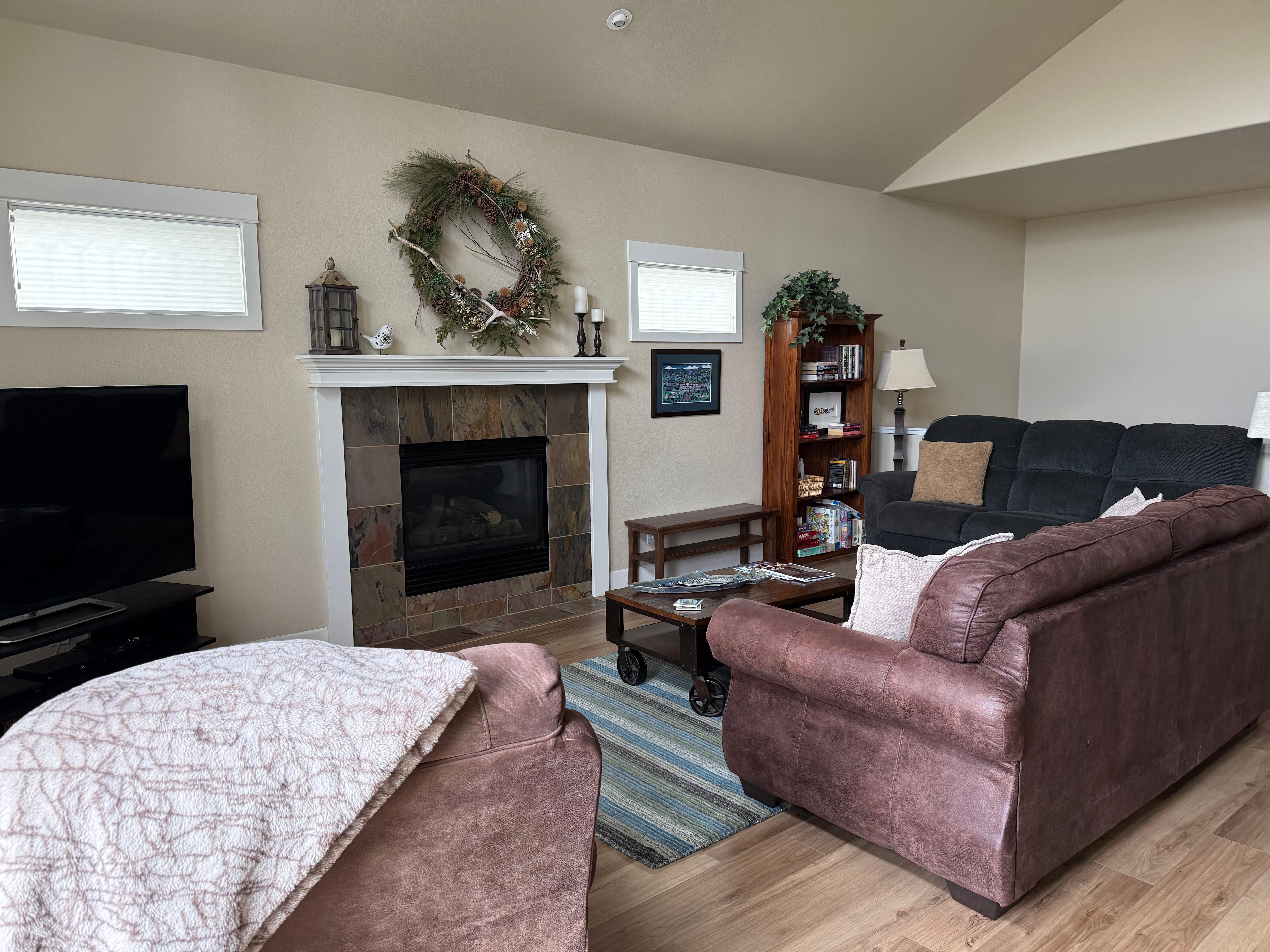 Living room was nice and comfy, the couch in back has recliners built in. 