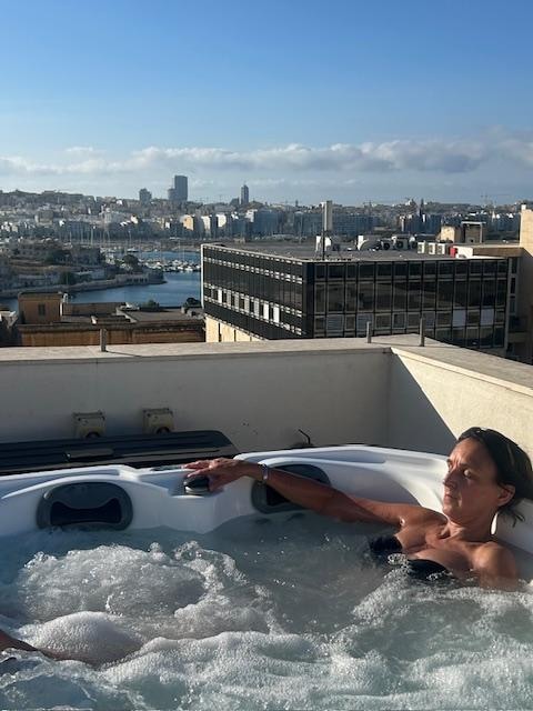  Free Jacuzzi